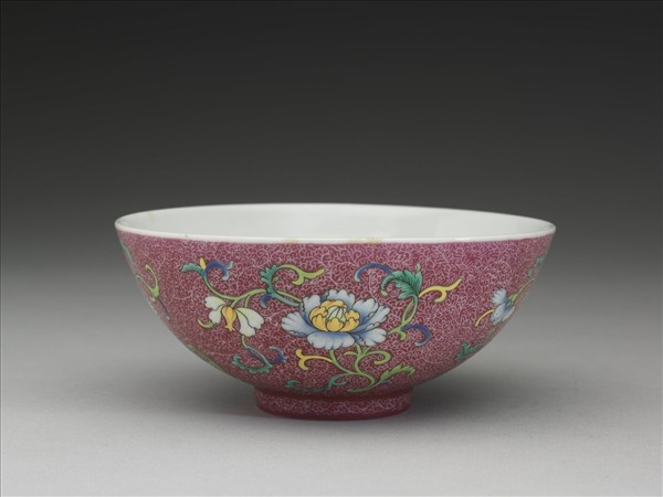 洋彩紅錦地花果紋碗