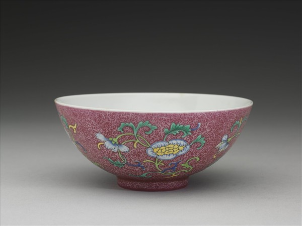 洋彩紅錦地花果紋碗