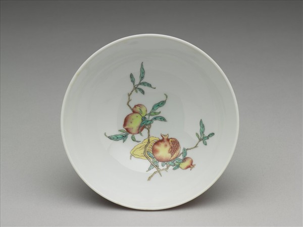 洋彩紅錦地花果紋碗