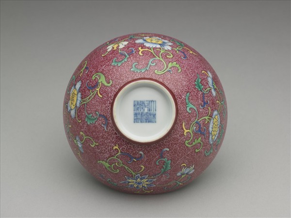 洋彩紅錦地花果紋碗