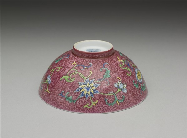 洋彩紅錦地花果紋碗