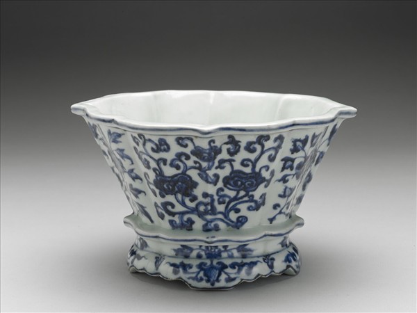 青花花卉紋菱花式盆