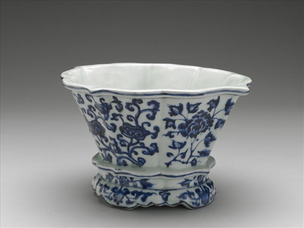 青花花卉紋菱花式盆
