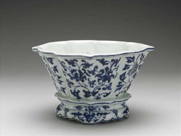 青花花卉紋菱花式盆