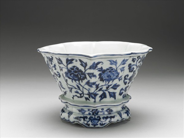 青花花卉紋菱花式盆