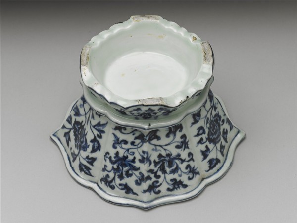 青花花卉紋菱花式盆