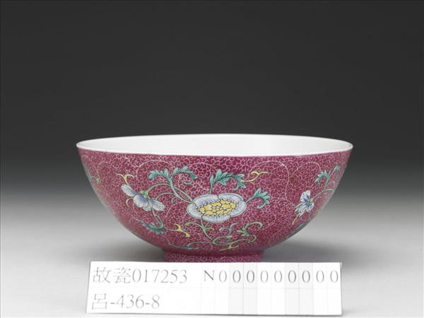 洋彩紅錦地花果紋碗