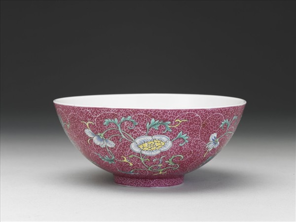 洋彩紅錦地花果紋碗