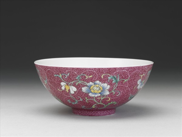 洋彩紅錦地花果紋碗
