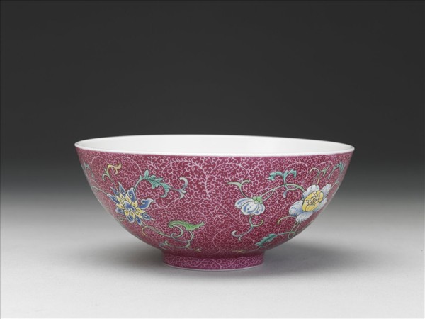 洋彩紅錦地花果紋碗