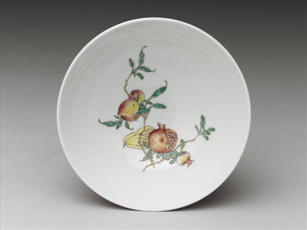 洋彩紅錦地花果紋碗