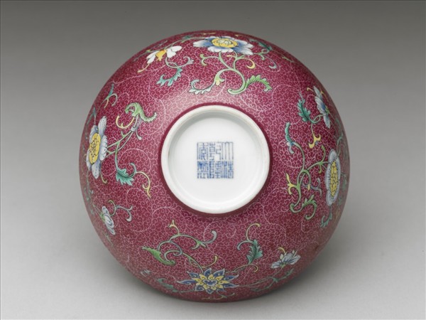 洋彩紅錦地花果紋碗