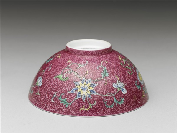 洋彩紅錦地花果紋碗