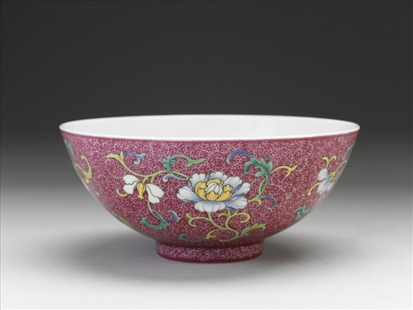 洋彩紅錦地花果紋碗