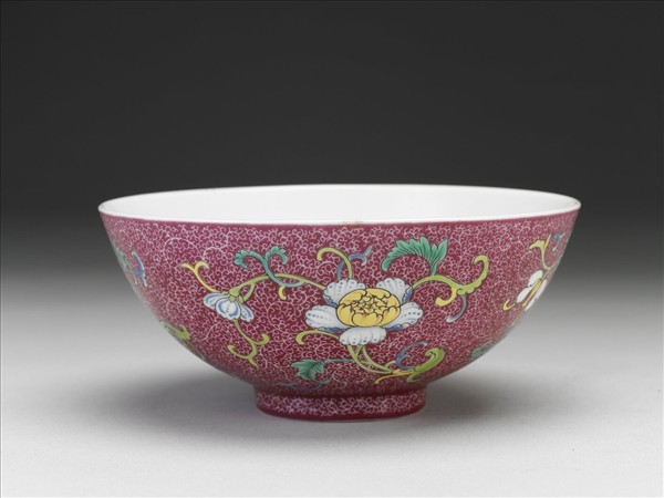 洋彩紅錦地花果紋碗