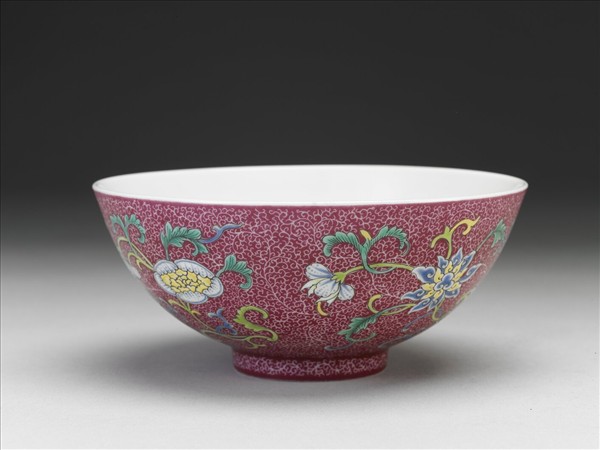 洋彩紅錦地花果紋碗