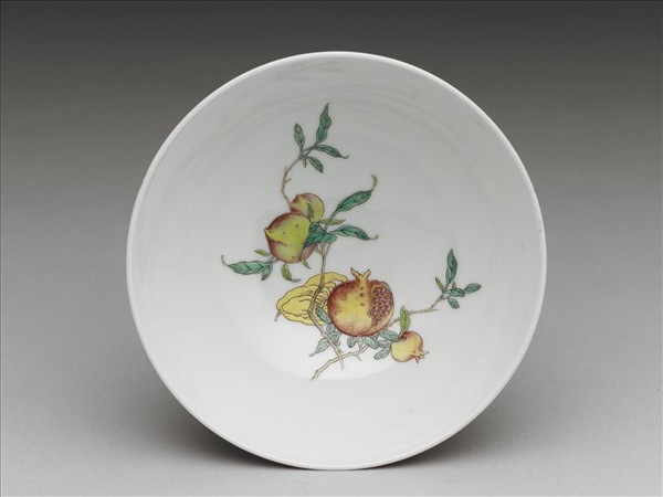 洋彩紅錦地花果紋碗