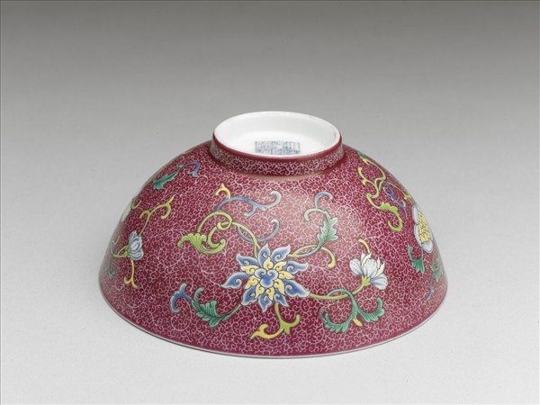 洋彩紅錦地花果紋碗