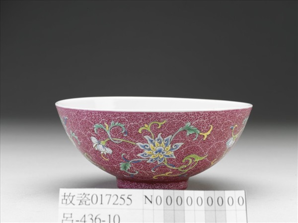 洋彩紅錦地花果紋碗