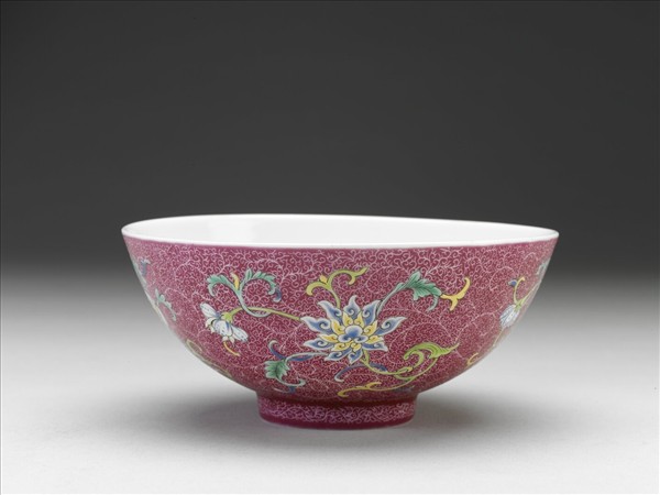 洋彩紅錦地花果紋碗