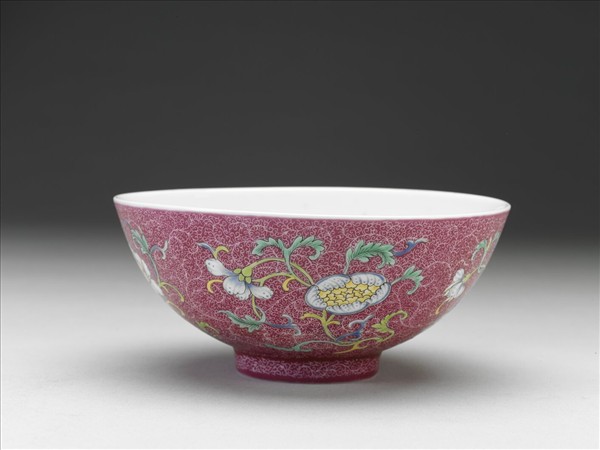 洋彩紅錦地花果紋碗