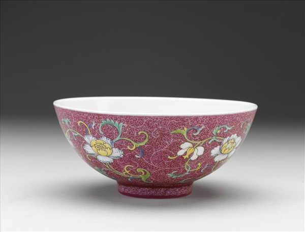 洋彩紅錦地花果紋碗