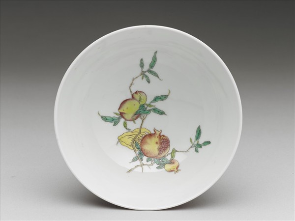 洋彩紅錦地花果紋碗