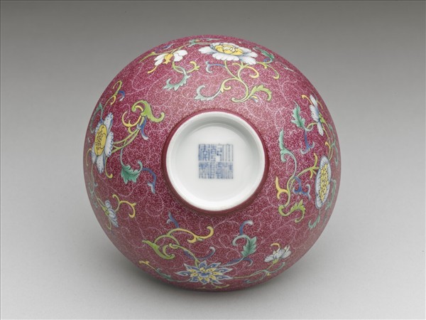 洋彩紅錦地花果紋碗