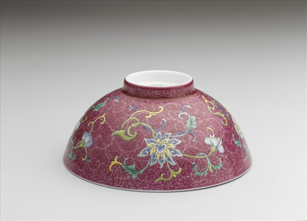 洋彩紅錦地花果紋碗