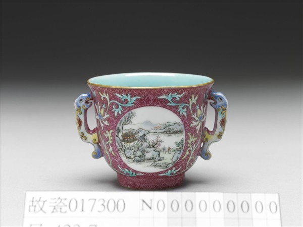 琺瑯彩紅錦地開光山水圖雙耳杯