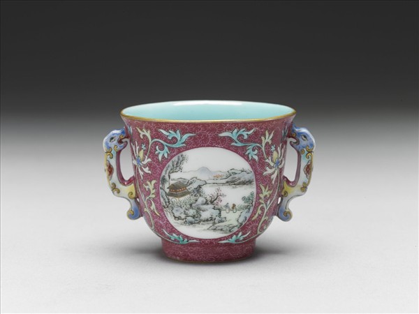 琺瑯彩紅錦地開光山水圖雙耳杯