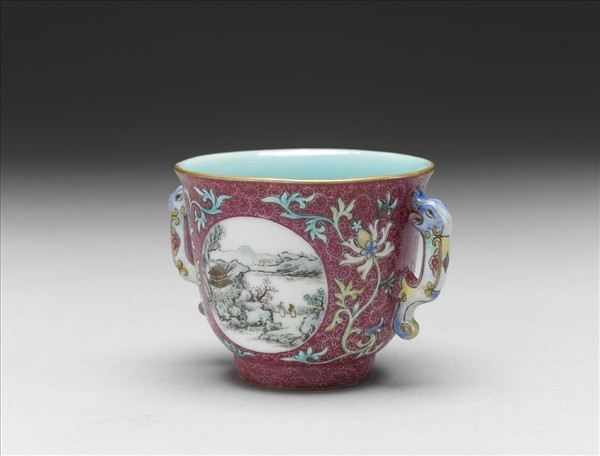 琺瑯彩紅錦地開光山水圖雙耳杯