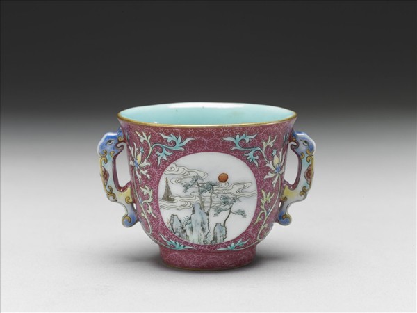 琺瑯彩紅錦地開光山水圖雙耳杯