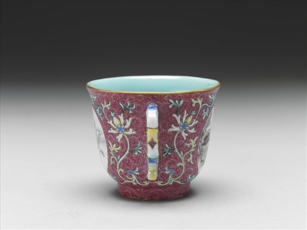 琺瑯彩紅錦地開光山水圖雙耳杯