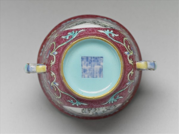 琺瑯彩紅錦地開光山水圖雙耳杯