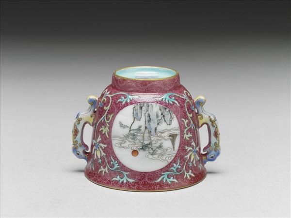 琺瑯彩紅錦地開光山水圖雙耳杯