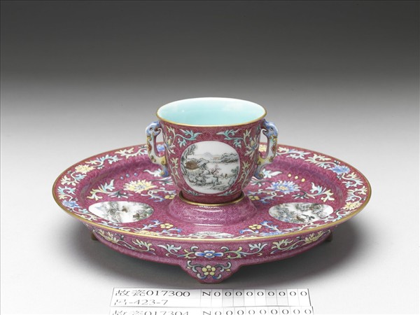 琺瑯彩紅錦地開光山水圖雙耳杯