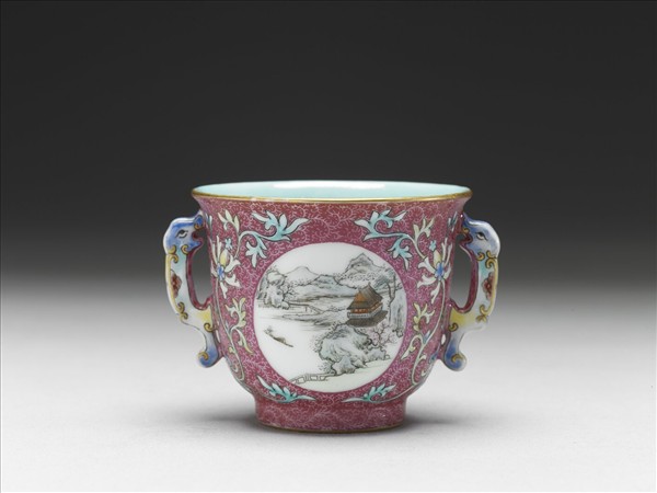 琺瑯彩紅錦地開光山水圖雙耳杯
