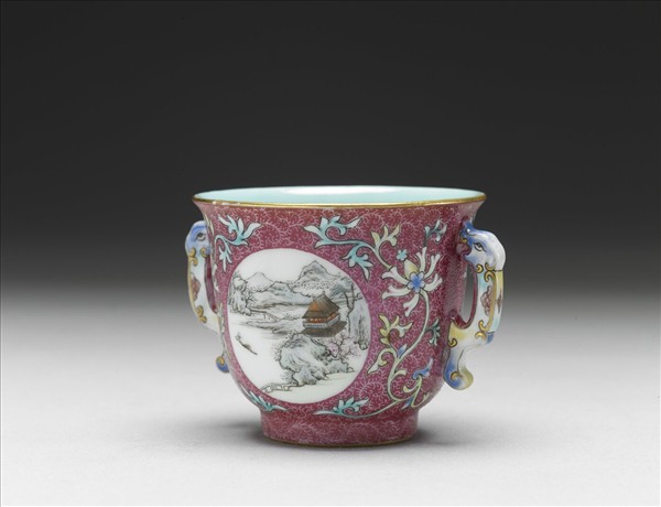 琺瑯彩紅錦地開光山水圖雙耳杯