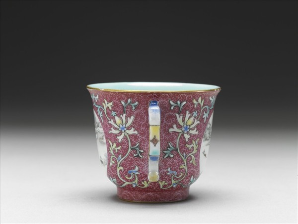 琺瑯彩紅錦地開光山水圖雙耳杯