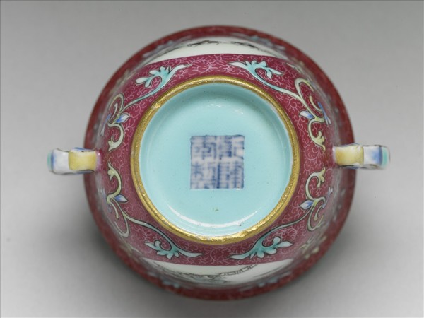 琺瑯彩紅錦地開光山水圖雙耳杯