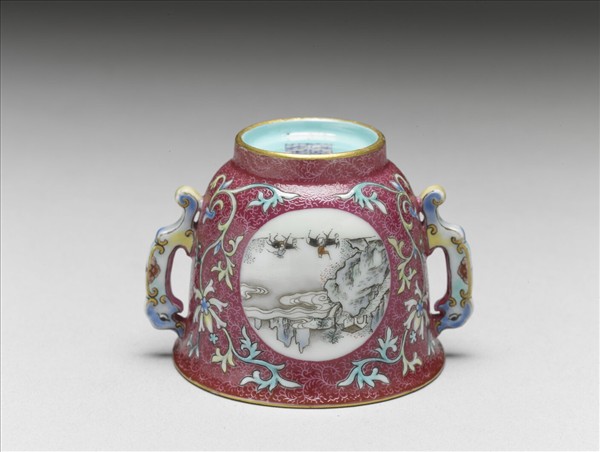 琺瑯彩紅錦地開光山水圖雙耳杯