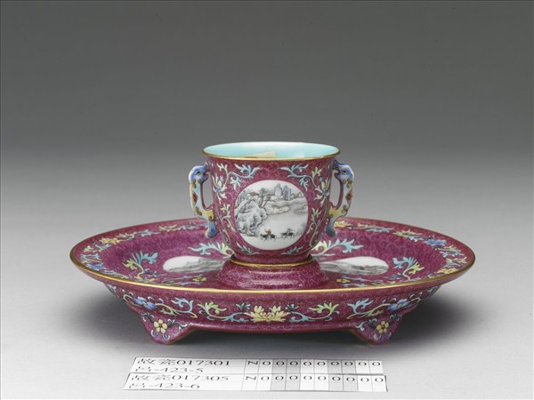 琺瑯彩紅錦地開光山水圖雙耳杯