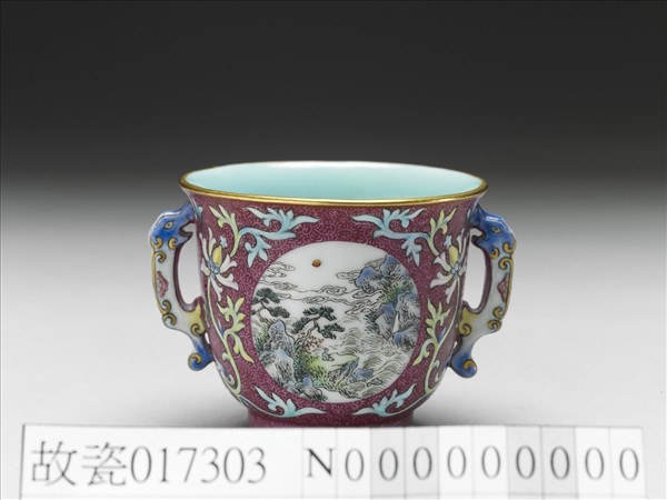 琺瑯彩紅錦地開光山水圖雙耳杯