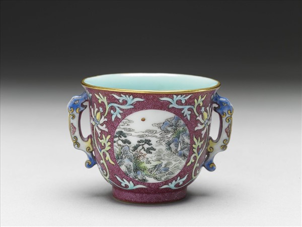 琺瑯彩紅錦地開光山水圖雙耳杯