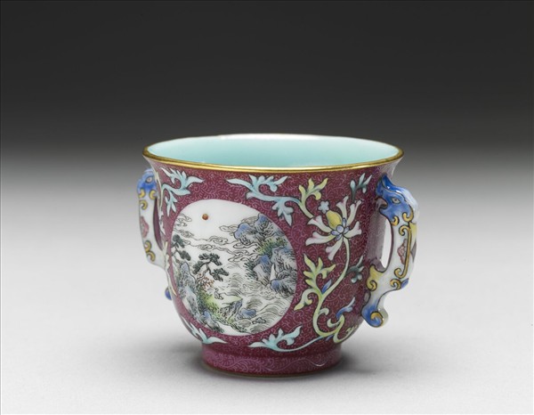 琺瑯彩紅錦地開光山水圖雙耳杯