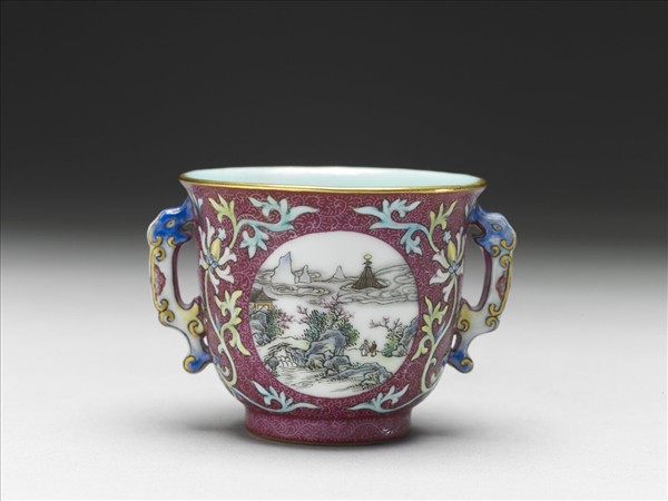 琺瑯彩紅錦地開光山水圖雙耳杯