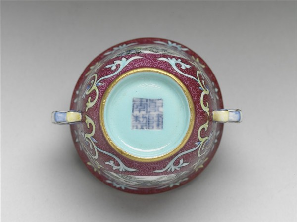 琺瑯彩紅錦地開光山水圖雙耳杯