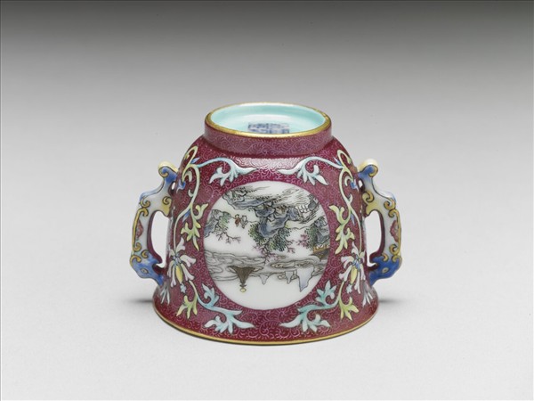 琺瑯彩紅錦地開光山水圖雙耳杯