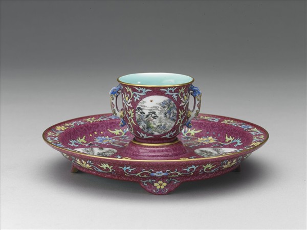 琺瑯彩紅錦地開光山水圖雙耳杯